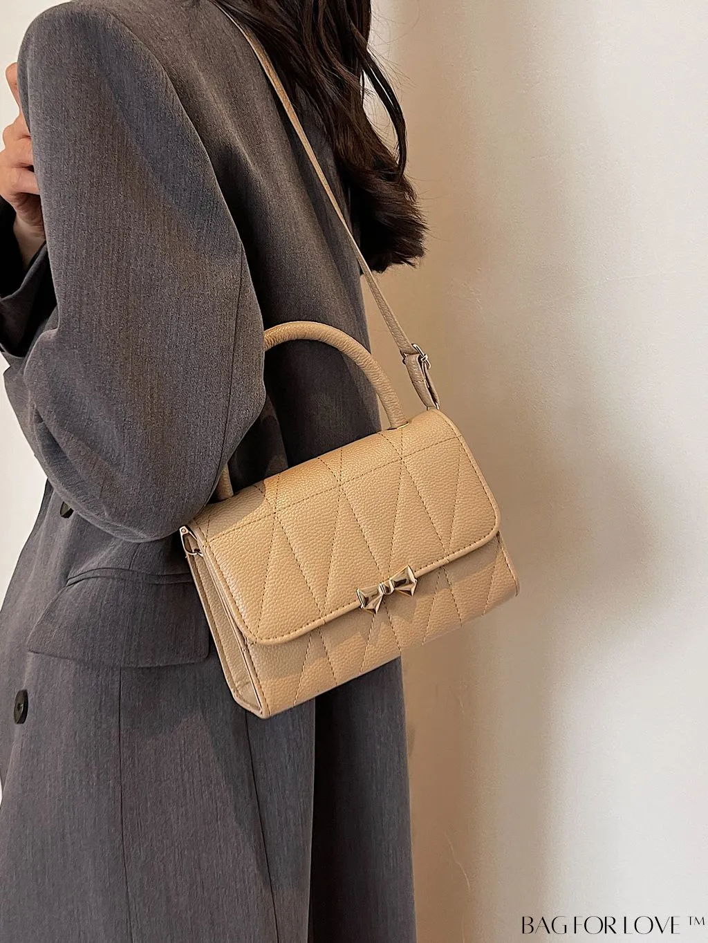 BagForLove - Chic Bow-Adorned Handbag: Adjustable Strap, Flap Closure - A Fashion Essential!