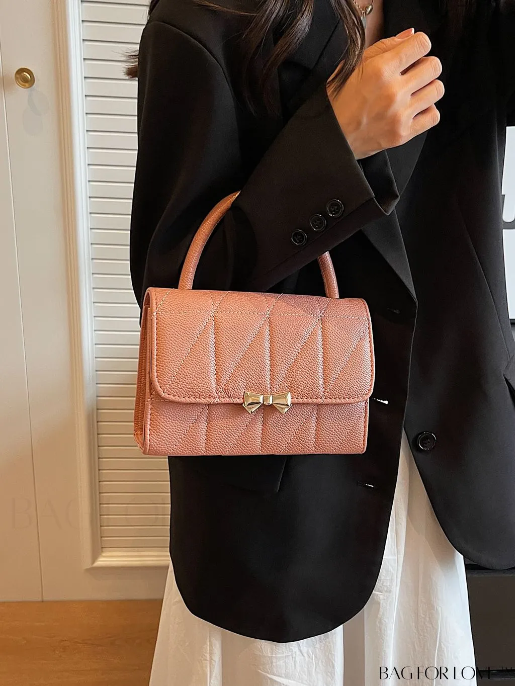 BagForLove - Chic Bow-Adorned Handbag: Adjustable Strap, Flap Closure - A Fashion Essential!