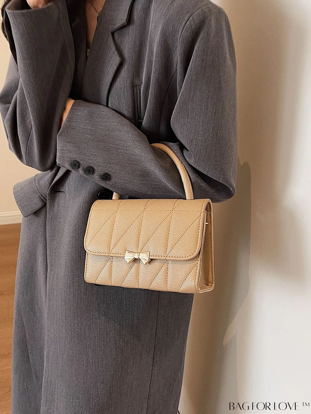 BagForLove - Chic Bow-Adorned Handbag: Adjustable Strap, Flap Closure - A Fashion Essential!