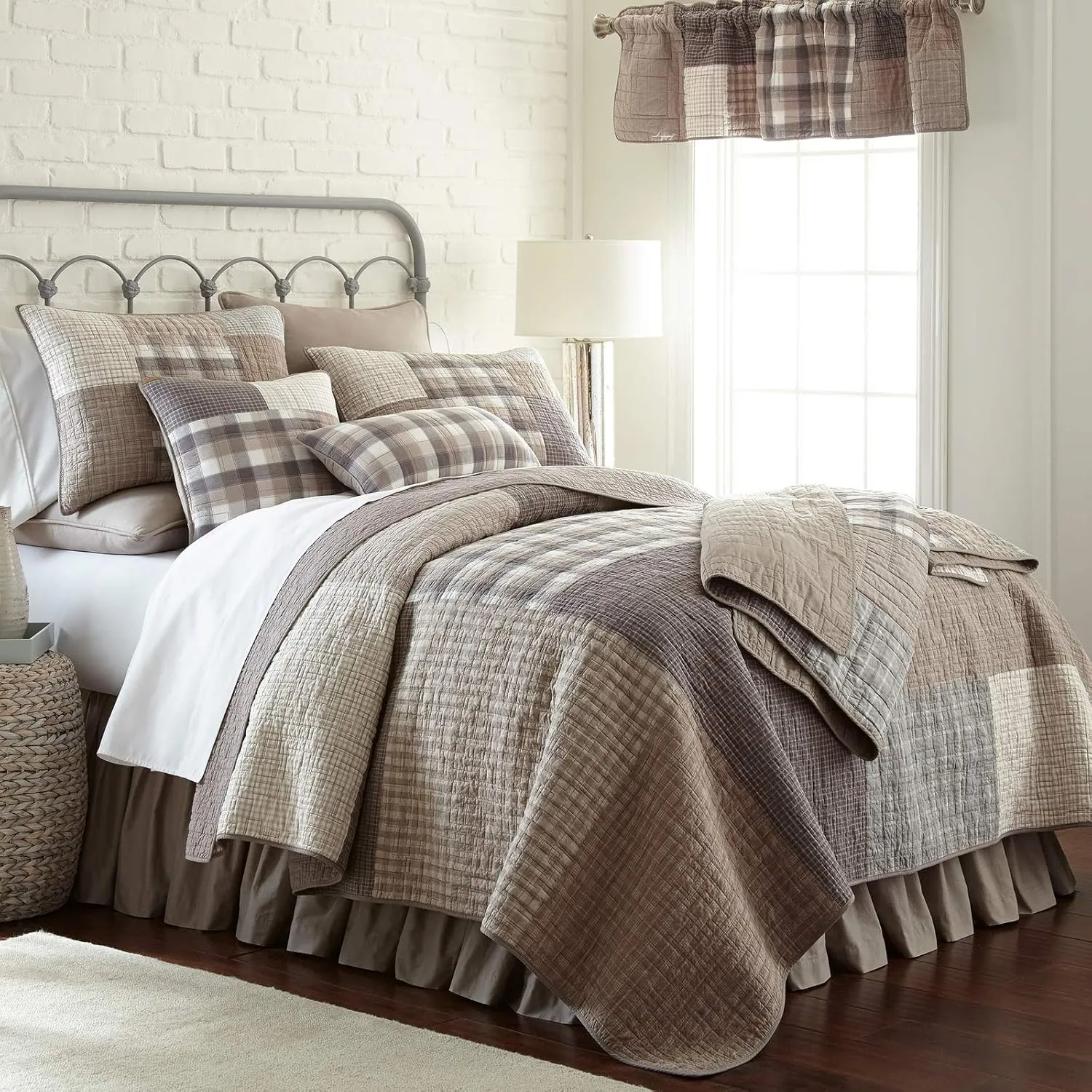 Donna Sharp Full/Queen Quilt - Smoky Square Cotton Pieced Patchwork Contemporary Quilt with Patchwork Pattern - Fits Queen Size and Full Size Beds - Machine Washable