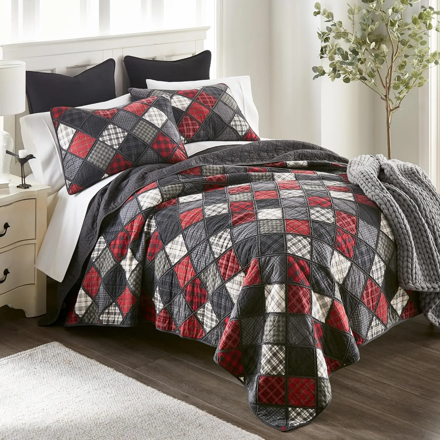 Donna Sharp Lumberjack Cotton Pieced Patchwork Quilted Bedding Set - 3-Piece King Size Quilt Set - Includes 1 Quilt and 2 Pillow Shams - Machine Washable - Perfect for Rustic Decor