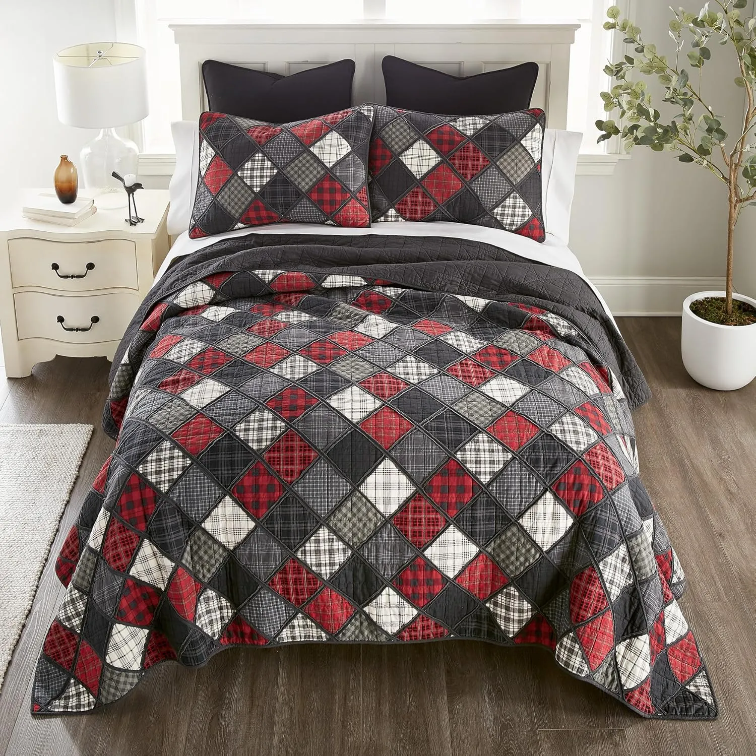 Donna Sharp Lumberjack Cotton Pieced Patchwork Quilted Bedding Set - 3-Piece King Size Quilt Set - Includes 1 Quilt and 2 Pillow Shams - Machine Washable - Perfect for Rustic Decor