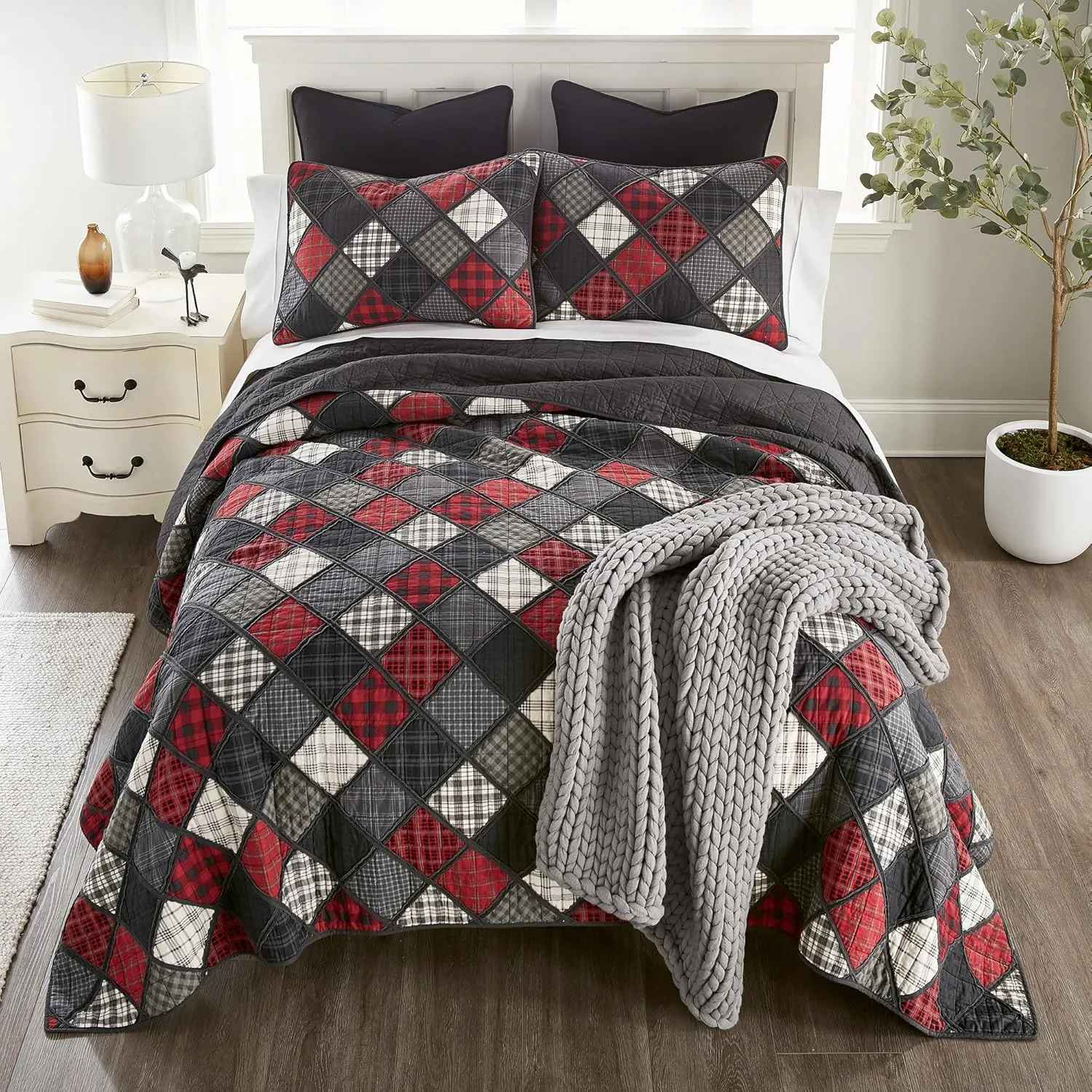 Donna Sharp Lumberjack Cotton Pieced Patchwork Quilted Bedding Set - 3-Piece King Size Quilt Set - Includes 1 Quilt and 2 Pillow Shams - Machine Washable - Perfect for Rustic Decor