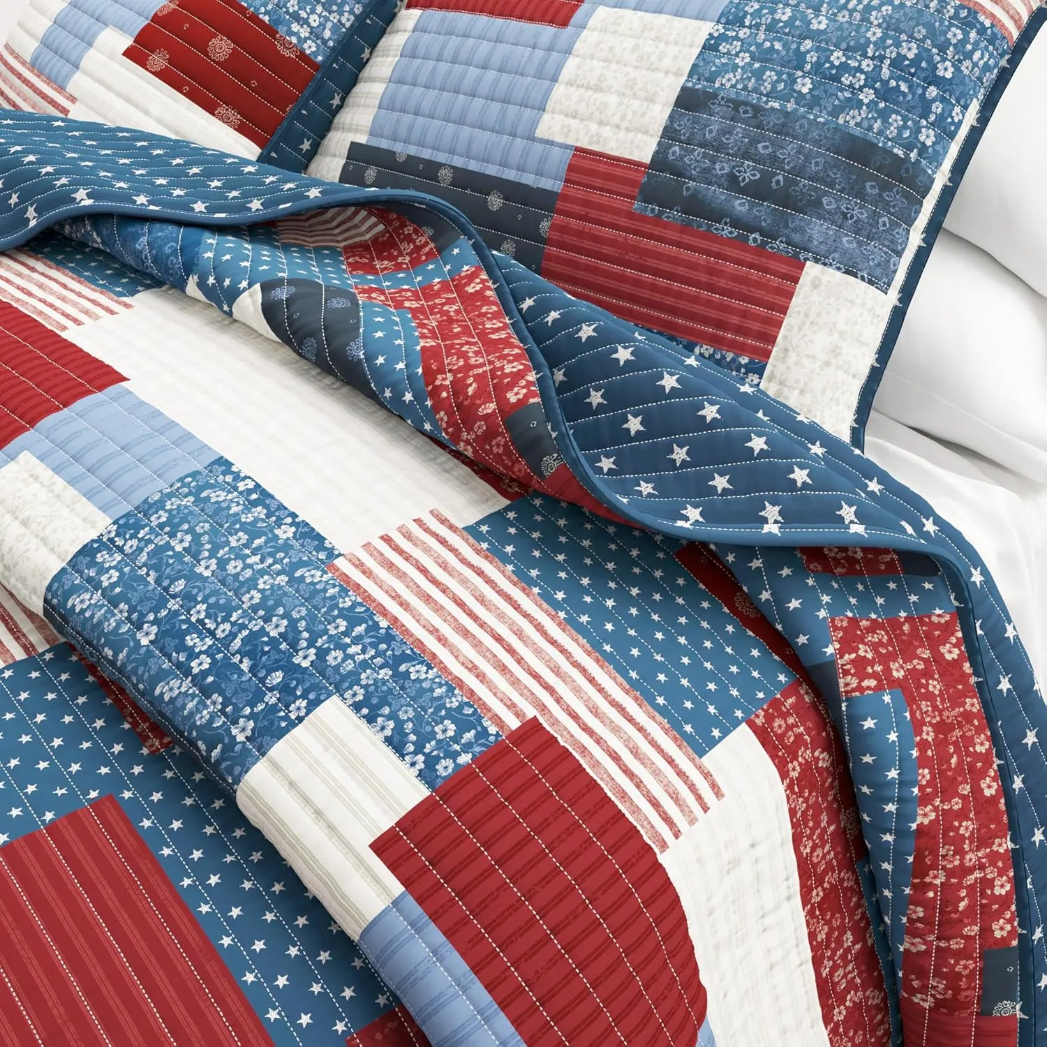 Great Bay Home 3-Piece Full/Queen Microfiber Quilt Set with Shams - Americana Patchwork Reversible Design - Lightweight, All-Season, Layerable Bedding Set