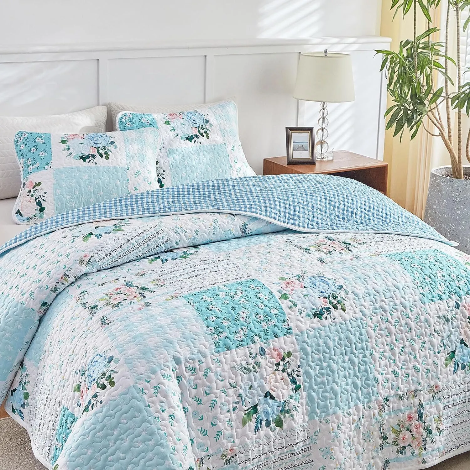 Joyreap 3 Pieces Floral Patchwork Quilt Set Queen, Blue n White Flowers Design, Soft n Cozy Microfiber Quilt, Bedspread Bed Cover for All Season, 1 Quilt and 2 Pillow Shams- 90x90 inches