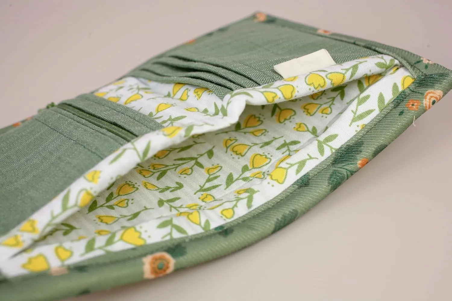 THE ARTISAN'S WHISPER Women Bifold Wallet, Vintage Fabric Wallet, Floral Bifold Wallet, Small Womens Wallet, Bifold Card Holder, Compact Ladies Purse, Gifts For Her (Green)