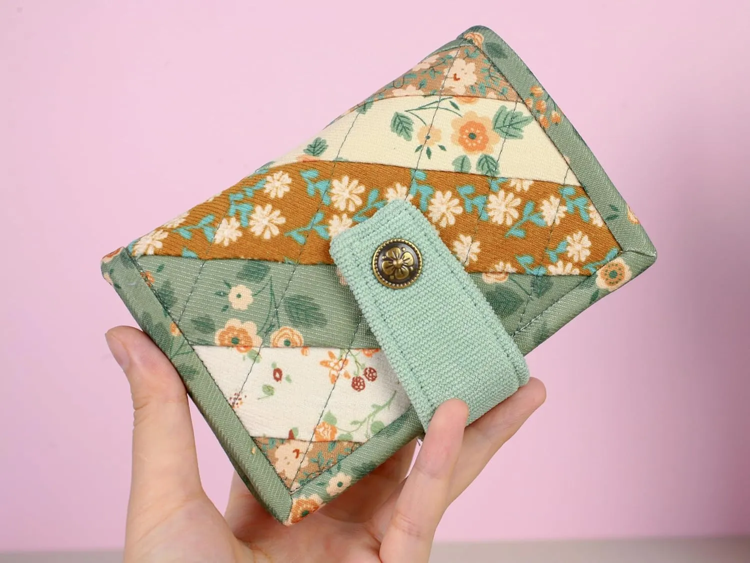 THE ARTISAN'S WHISPER Women Bifold Wallet, Vintage Fabric Wallet, Floral Bifold Wallet, Small Womens Wallet, Bifold Card Holder, Compact Ladies Purse, Gifts For Her (Green)